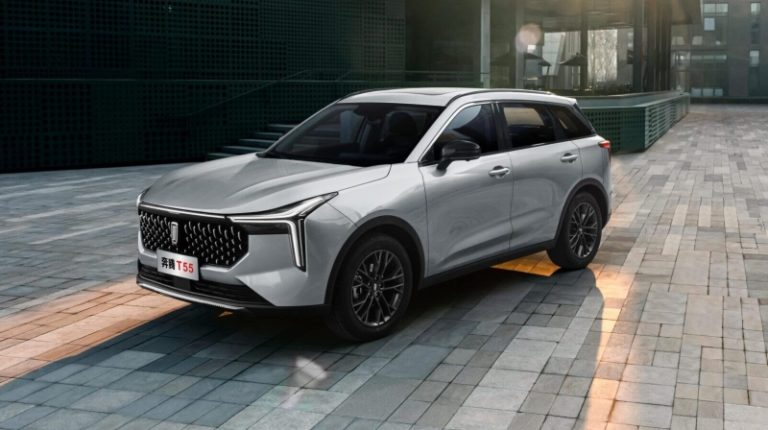 В России внезапно подешевели два китайских кроссовера и лифтбек. Сколько они стоят теперь