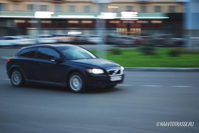 Автоюрист объяснил, кого штрафуют за включение ближнего и дальнего света в России