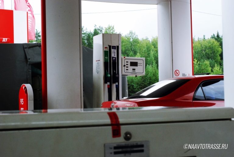 Автоюрист запретил доверять заправку своего авто сотруднику АЗС: и вот почему