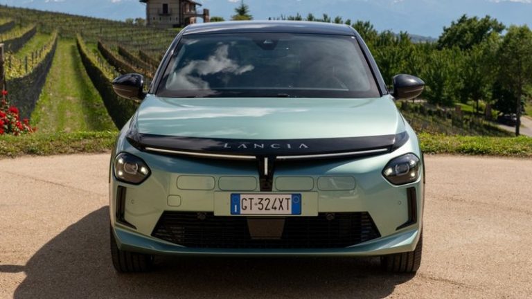 Lancia Ypsilon 2025: универсал получил новую версию