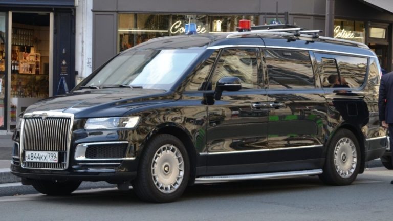 Стало известно, когда «президентский» минивэн Aurus начнут свободно продавать в России