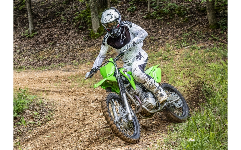 Внедорожный мотоцикл Kawasaki KLX получил две новые версии по цене 297 тысяч рублей: подробности