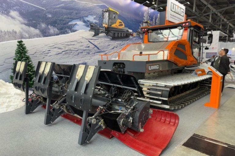 На выставке Иннопром-2025 группа UMG показала первую отечественную снегоуплотнительную машину РТ-6