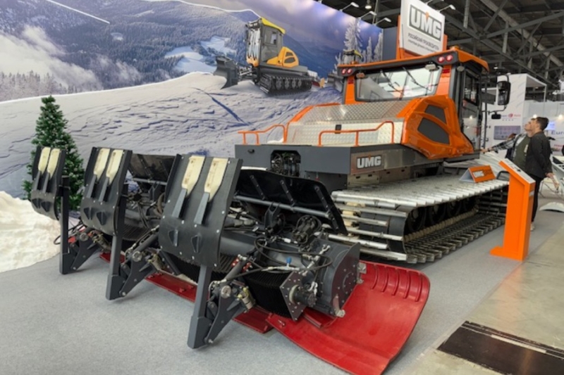На выставке Иннопром-2025 группа UMG показала первую отечественную снегоуплотнительную машину РТ-6