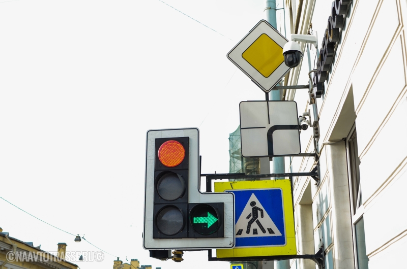 В ГАИ раскрыли, почему нельзя ехать прямо по полосе для поворота и как не нарваться на штраф