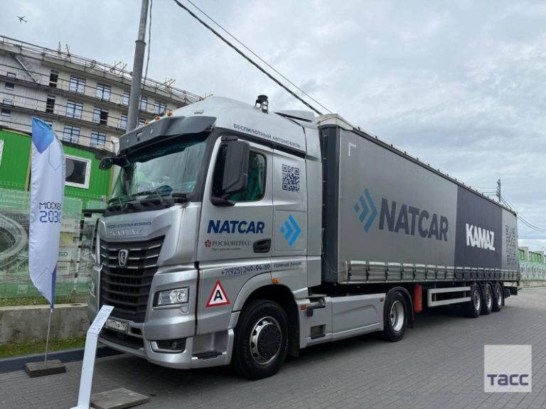 «КамАЗ» показал беспилотный тягач «Маяк-2»: он уже работает на российских трассах