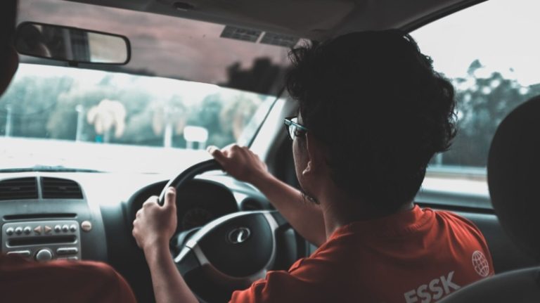 Россияне разлюбили праворульные автомобили: почему их почти перестали покупать