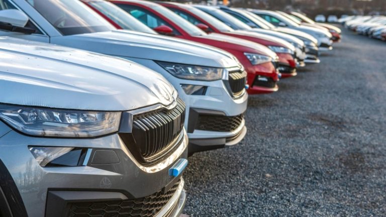 В России стремительно дешевеют автомобили. Сколько они в среднем стоят сейчас