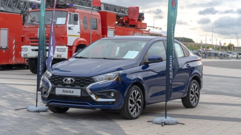 АвтоВАЗ показал на «ИННОПРОМ. Беларусь» три новые «Лады». Что о них известно