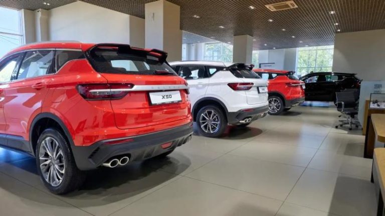 Как будут продаваться автомобили в сентябре: прогнозы крупнейших дилеров