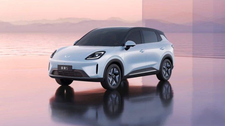 Новый кроссовер по цене «Гранты» вызвал рекордный спрос. Что это за автомобиль