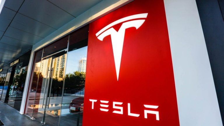 Жесткая экономия: Tesla сокращает расходы и «урезает» электронику в своих автомобилях