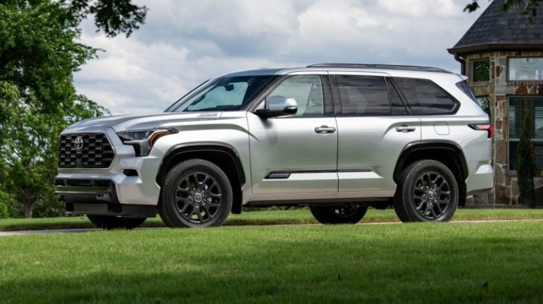 Toyota отзовет почти 400 тысяч автомобилей: в чем причина