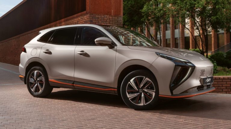 В России рухнула цена на кроссовер российской сборки. Сколько он стоит теперь