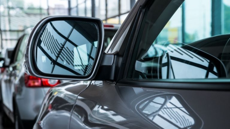 Россияне снова бросились скупать автомобили. Что сейчас происходит на рынке