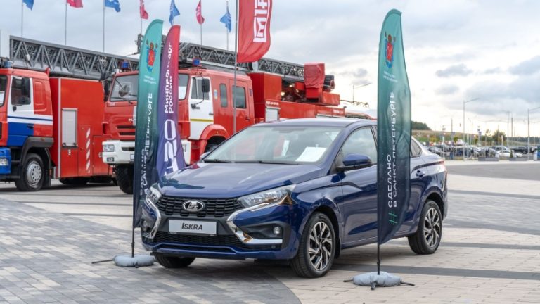 АвтоВАЗ готовится к финальному рывку: российский автогигант планирует продать свыше 30 тысяч Lada в декабре