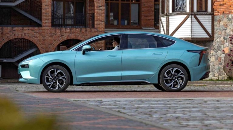 Дешевый «бюджетник» и семейный кроссовер: в России начнется производство двух отечественных автомобилей