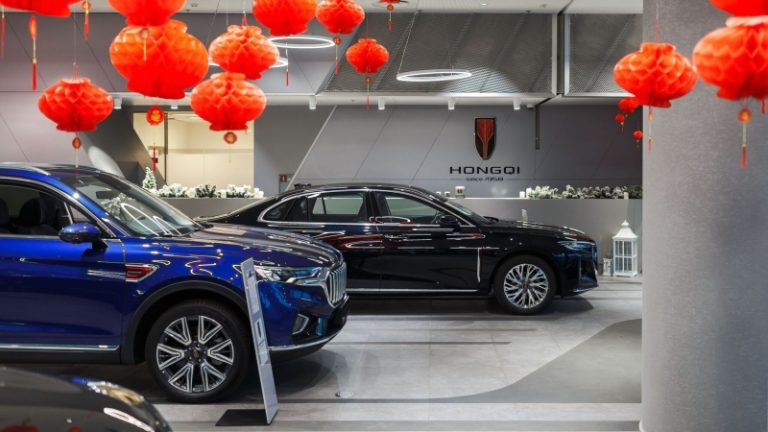 Как цены на автомобили в России реагируют на курс рубля: эксперт все объяснил