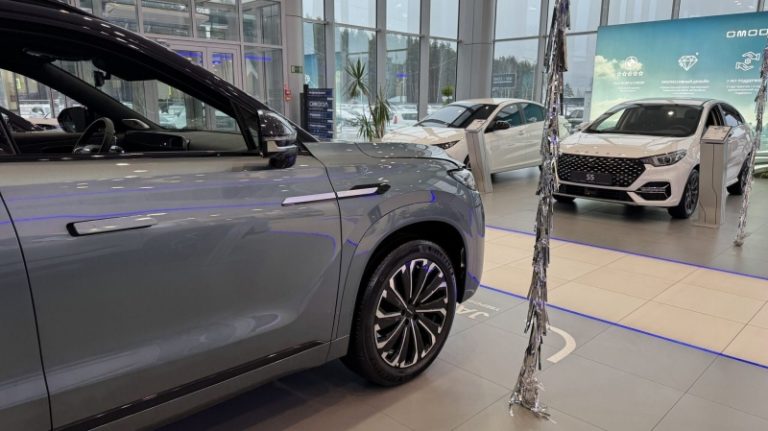 Названы автомобили, с которых россияне чаще всего пересаживаются на «китайцев»