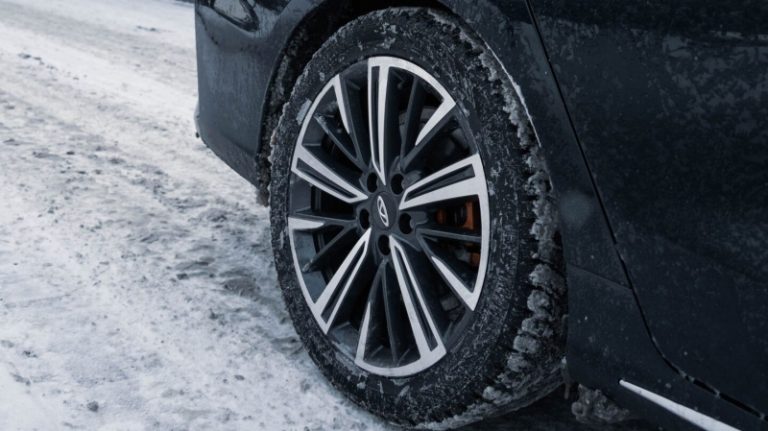 «По-старинке» надежнее: эксперт назвал главные недостатки электронного «ручника» в автомобилях