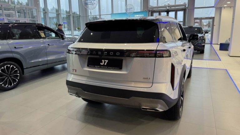 Россияне вновь начали покупать автомобили, но месяц все равно уйдет «в минус». Свежая статистика