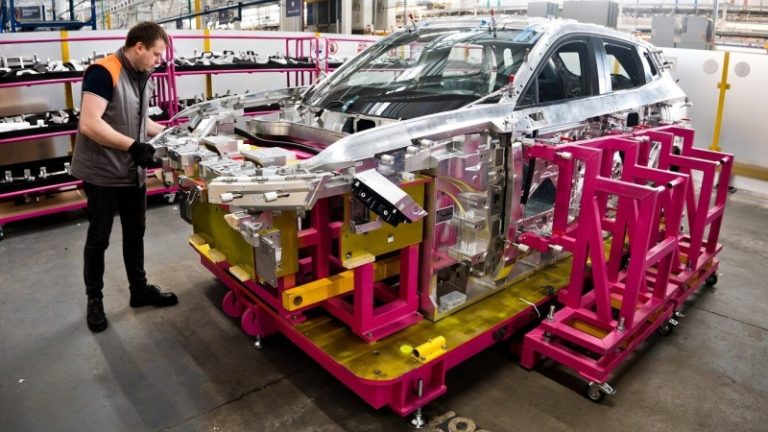 Точность до 0,2 миллиметра: АвтоВАЗ рассказал, как готовится к производству новая модель «Лада»