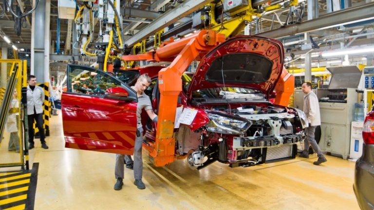 АвтоВАЗ отказался от четырехдневки: как и из-за чего могут измениться планы по выпуску автомобилей Lada