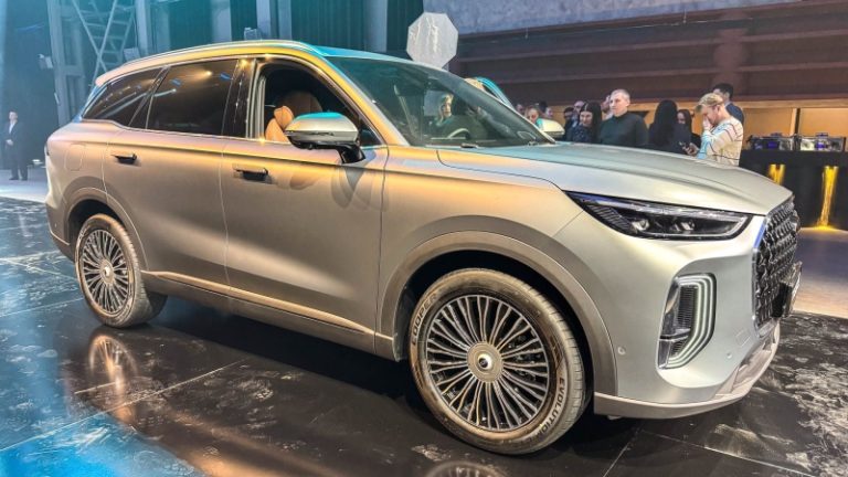 В полтора раза дешевле, чем в России: лучший кроссовер Chery удивил россиян ценой