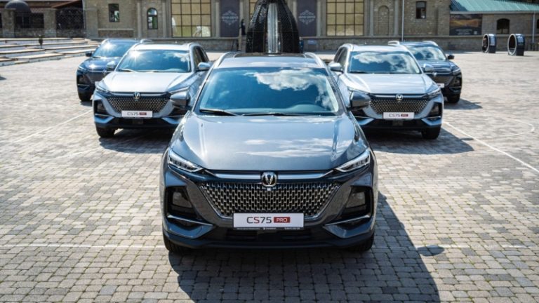 В России начали официально продавать новый семиместный кроссовер. Сколько стоит Changan CS75 Pro