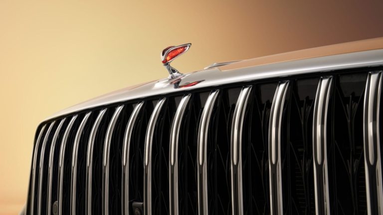 В России начнут продавать новый седан, над которым работал известный экс-дизайнер Rolls-Royce